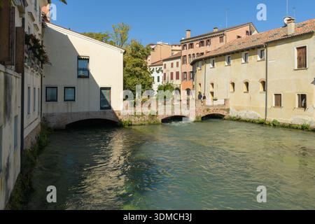 Il suggestivo Canale dei Buranelli si snoda attraverso Treviso, con edifici storici e ponti. Foto Stock