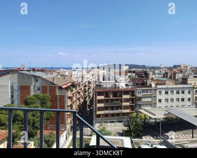 Dettagli della vista di Barcellona dalla cima della terrazza dell'ospedale Platon di Barcellona. E' un chiaro e soleggiato giorno d'estate. Foto Stock