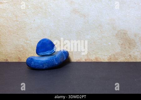 Pietre di agata blu rotolate per guarigione ed equilibrio Foto Stock