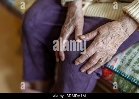 Senior woman suffering from knee pain Foto Stock