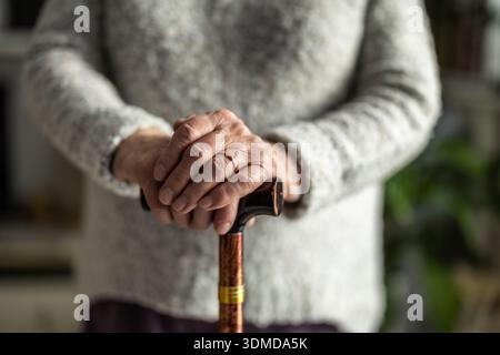 Donna anziana con bastone da passeggio Foto Stock