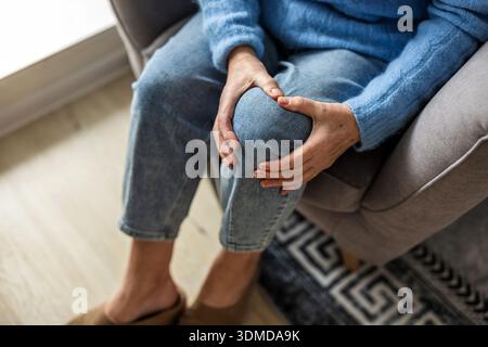 Senior woman suffering from knee pain Foto Stock