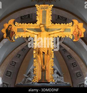 NOVARA, ITALIA - 15 GENNAIO 2026: Crocifissione policroma scolpita nella chiesa cattedrale di Santa Maria Assunta da un artista sconosciuto Foto Stock