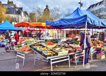 Frutta e verdura fresca in vendita al mercato all'aperto settimanale del mercoledì - Tours, Indre-et-Loire (37), Francia. Foto Stock