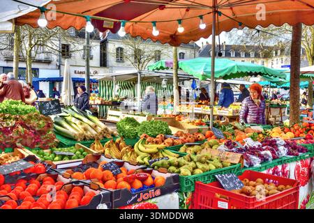 Frutta e verdura fresca in vendita al mercato all'aperto settimanale del mercoledì - Tours, Indre-et-Loire (37), Francia. Foto Stock