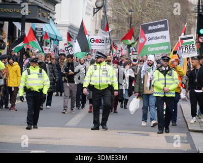 Gli ufficiali della polizia metropolitana guidarono una colonna di migliaia di manifestanti lungo lo Strand nel centro di Londra, nel Regno Unito, durante una marcia nazionale per la Palestina il 31 gennaio 2025. Il percorso guidato dalla polizia ha portato i manifestanti da Russell Square verso Whitehall per chiedere un cessate il fuoco immediato e la fine delle vendite di armi del Regno Unito a Israele. Foto Stock