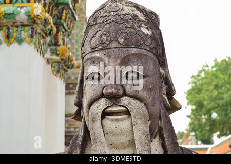 Una statua di un guardiano cinese (noto come yaksha o giganti) situata nel complesso del tempio Wat Pho a Bangkok, Thailandia. Foto Stock
