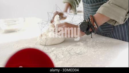 Impastare la donna in grembiule a righe che modellano l'impasto su un bancone spolverato di farina con struttura a reticolo e spazio per copiare Foto Stock