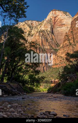 Un attraversamento del fiume Virgin che scorre attraverso lo Zion National Park nello Utah. Foto Stock