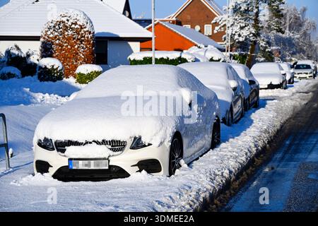 Auto innevate ad Amburgo, Germania Foto Stock