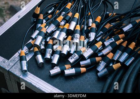 Cavi RJ45 etherCON per la custodia da strada per le configurazioni AV di eventi live Foto Stock