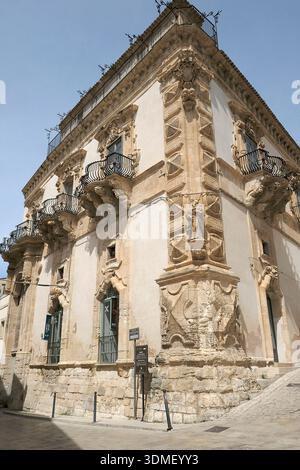 Italia, Sicilia, vista d'angolo di Palazzo Beneventano del Bosco Foto Stock