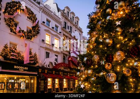 Inghilterra, Londra, New Bond Street con decorazioni natalizie di notte Foto Stock