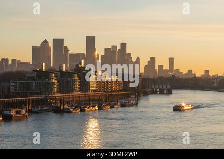 Inghilterra, Londra, Docklands e Canary Wharf Skyline con il Tamigi Foto Stock