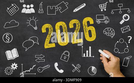 2026 scritto su una lavagna con icone Foto Stock