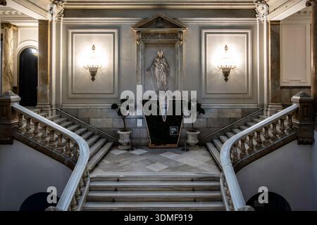 Elegante grande scalinata in marmo e scultura neoclassica all'ingresso del Municipio di Valencia, con una grande esposizione verde a V in Spagna. Foto Stock