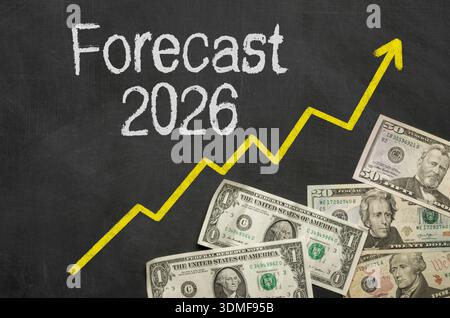 Testo sulla lavagna con denaro - previsione 2026 Foto Stock