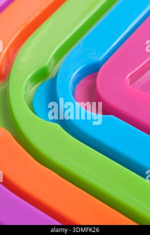 Sfondo macro astratto di superfici plastiche colorate e linee geometriche Foto Stock