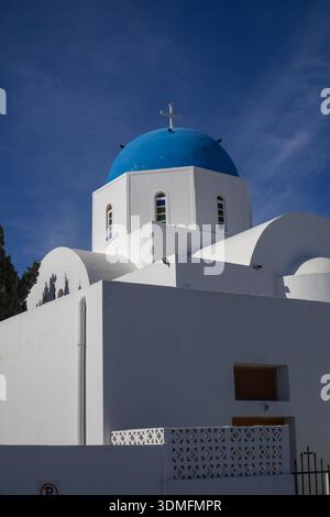 Chiesa di Agios Gerasimos, Aghios Gerasimos. L'iconica cupola blu e le pareti bianche di chiara architettura tradizionale delle Cicladi a Fira, Santorini. Foto Stock