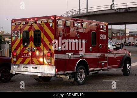Los Angeles, California, USA - 31 gennaio 2026: Un paramedico dei vigili del fuoco di Los Angeles risponde alla scena di un incidente. Foto Stock