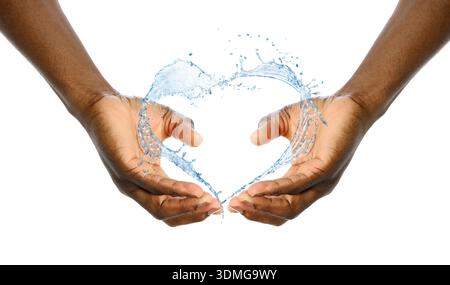 Uomo che tiene in mano l'acqua spruzzata a forma di cuore su sfondo bianco, primo piano Foto Stock