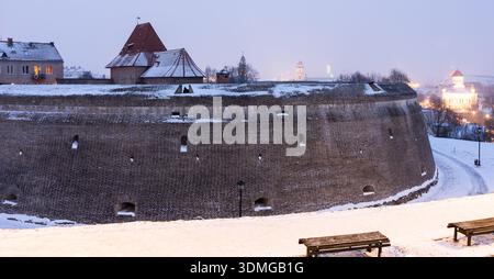 Vista notturna del Bastione delle mura difensive di Vilnius Foto Stock
