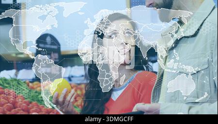 Tenere in mano limone, donna con maglione rosso che parla con un uomo che tiene il telefono nella sezione prodotti, sovrapposizione mappa Foto Stock
