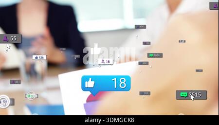 Discutere di team in blazer che esaminano tablet e documenti al tavolo dell'ufficio, mostrando sovrapposizioni sociali Foto Stock
