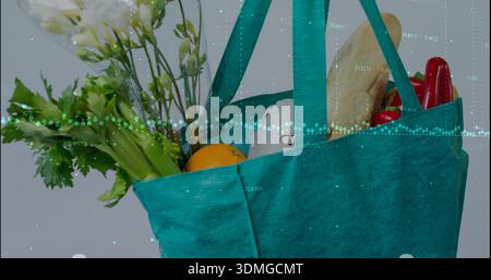 Mostra la tote di tè che tiene in mano i prodotti, la forma lunga, il cartone e il bouquet su set grigio, rivestimento turchese Foto Stock