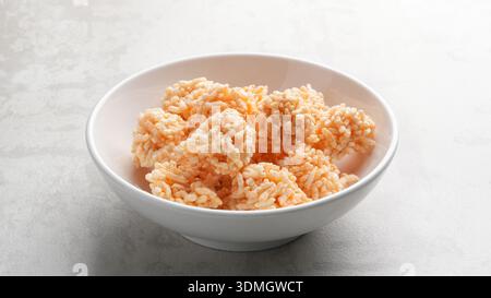 Rengginang o Rice Cracker, spuntini tradizionali indonesiani a base di riso glutinoso, saporito e croccante. Foto Stock
