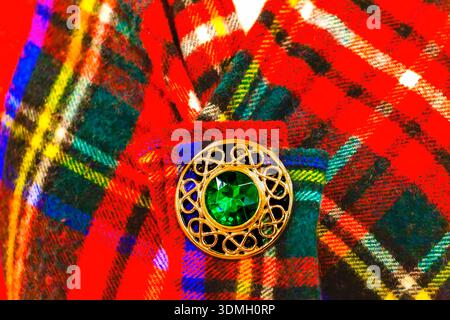 Tradizionale tessuto rosso Stewart Tartan color Patttern Emerald Brooch Edimburgo Scozia. Tutte le famiglie dei clan scozzesi hanno un proprio motivo di tartan Foto Stock