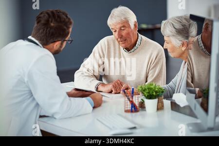 Medico, tablet e consigli con il vecchio in ufficio per la diagnosi sanitaria, serio o esperto urologo. Controllo medico, screening del cancro alla prostata Foto Stock