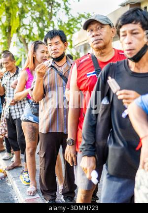 Bangkok-aprile 26 2025:dopo la pandemia, molti altri senzatetto vivono ora nella capitale della Thailandia, molte famiglie comprese aspettano ogni giorno per la beneficenza Foto Stock