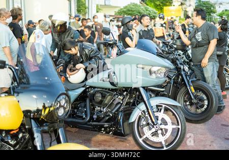 Thailandia - aprile 26 2025: Un club motociclistico di beneficenza e un'organizzazione no-profit, vieni al tramonto sulle loro potenti biciclette per dare pasti gratuiti. Post pandemi Foto Stock