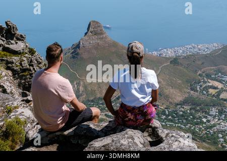 I visitatori godono di viste mozzafiato da Table Mountain a città del Capo, in Sudafrica. Il paesaggio panoramico mostra la costa e la città sottostante, maki Foto Stock