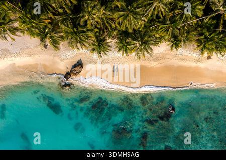 Scopri la bellezza mozzafiato della spiaggia di Takhian a Koh Kood, Thailandia. Un paio di uomini e donne che camminano sulla spiaggia durante le vacanze Foto Stock