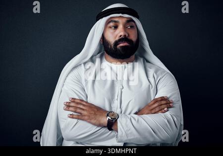 Arms Crossed, Thinking e uomo d'affari arabo in studio come consulente di investimento conforme a shariah. Professionista musulmano, persona sicura di sé e visione per Foto Stock