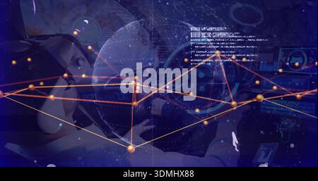 Uomo operante che indossa una felpa con cappuccio con visore VR con tablet e cuffie in un laboratorio tecnologico, con globo Foto Stock