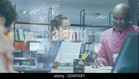 Analisi del team che indossa abiti business-casual che rivede documenti in ufficio, con laptop e sovrapposizioni Foto Stock
