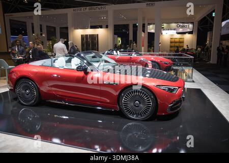 Cabrio rosso e nero della serie monogramma Mercedes-Maybach SL 680, come mostrato al Masters Expo 2025 Foto Stock