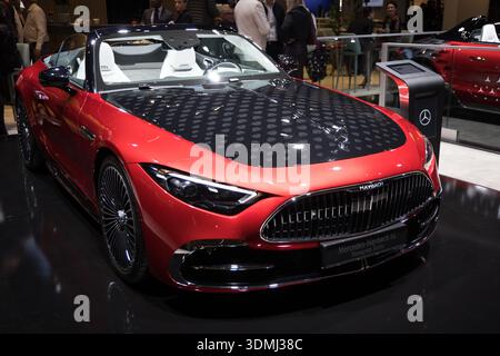 Cabrio rosso e nero della serie monogramma Mercedes-Maybach SL 680, come mostrato al Masters Expo 2025 Foto Stock