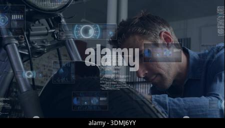 Ispezione di un uomo in camicia blu in denim, esame della forcella anteriore della motocicletta in officina, con sovrapposizioni HUD Foto Stock