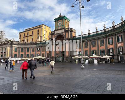 Piazza Dante, Napoli, Italia (Piazza Dante). La piazza storica presenta la facciata ricurva del palazzo, statue e aree pranzo all'aperto. Foto Stock