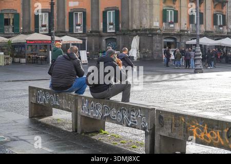 Piazza Dante, Napoli. Piazza Urbana di Napoli, in Italia, caratterizzata da edifici storici neoclassici e dalla vita informale della città. Foto Stock