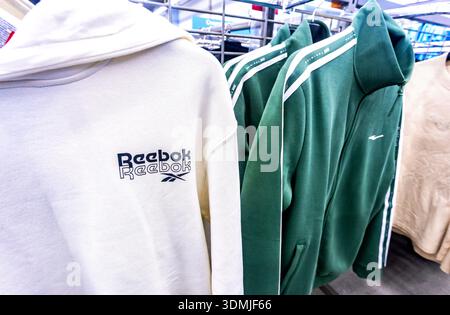 Samara, Russia - 24 maggio 2025: Reebok abbigliamento sportivo elegante. T-shirt Reebok con marchio su un rack in un negozio di abbigliamento Foto Stock