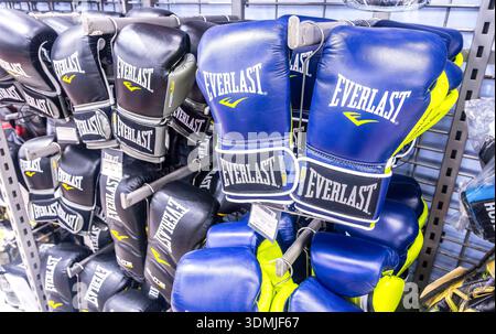 Samara, Russia - 24 maggio 2025: I guanti da pugilato Everlast sono venduti in un negozio di articoli sportivi Foto Stock