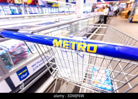 Samara, Russia - 24 maggio 2025: Carrello della metropolitana. Metro Group è un gruppo tedesco di vendita al dettaglio diversificato a livello globale Foto Stock