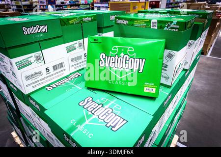 Samara, Russia - 24 maggio 2025: SvetoCopy white paper per le attrezzature da ufficio in scatole a vendute in un superstore Foto Stock