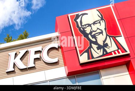 Novgorod, Russia - 27 agosto 2023: Logo del ristorante fast food KFC. Kentucky Fried Chicken (KFC) è la seconda catena di ristoranti più grande del mondo Foto Stock
