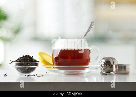 Tazza di tè nero con limone Foto Stock